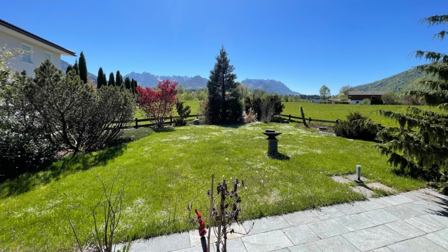 Modernes Einfamilienhaus (HUF-Haus) in Traumlage unweit der Kössener Ache mit herrlichem Bergblick - Blick von der Terrasse