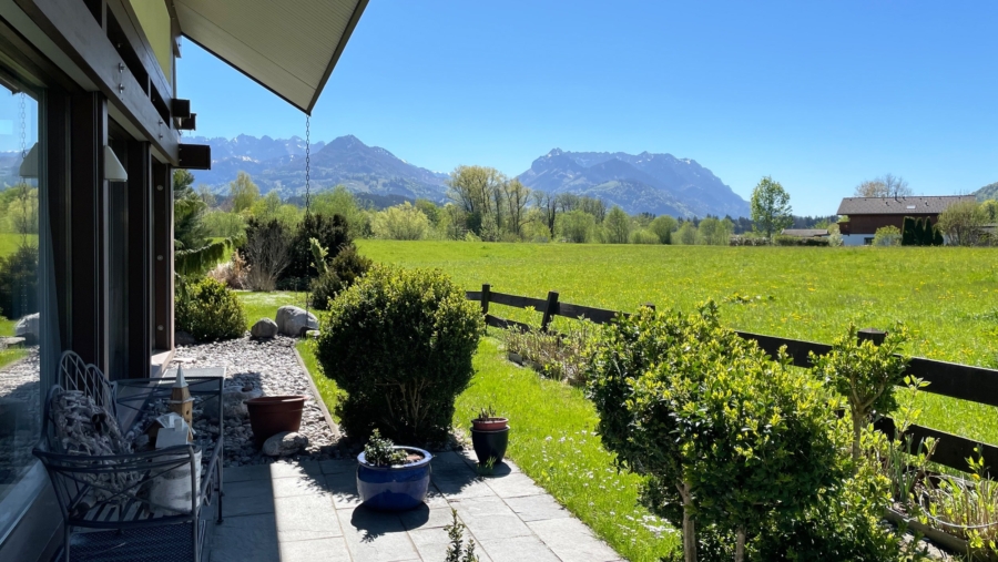 Modernes Einfamilienhaus (HUF-Haus) in Traumlage unweit der Kössener Ache mit herrlichem Bergblick - Freisitz mit Blick in die Berge