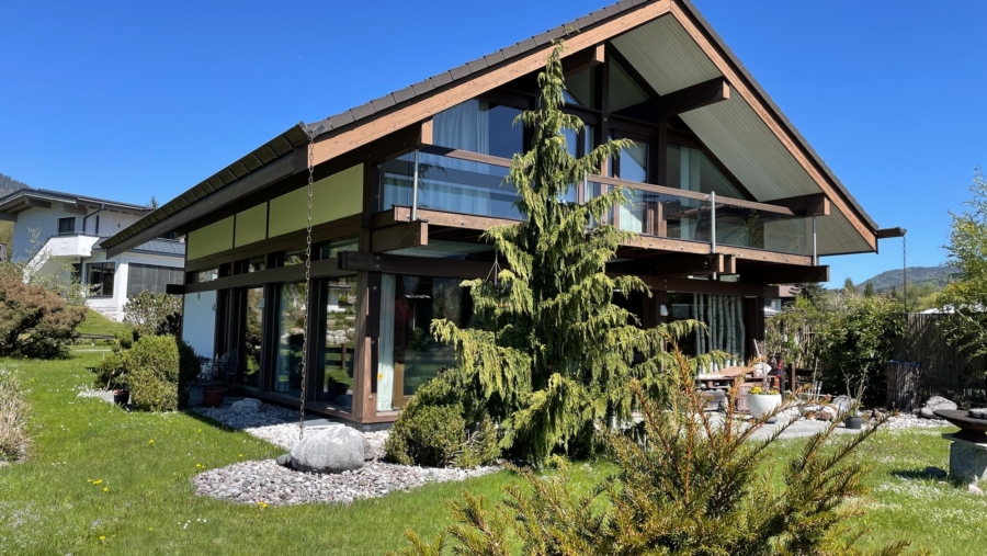 Modernes Einfamilienhaus (HUF-Haus) in Traumlage unweit der Kössener Ache mit herrlichem Bergblick - Hausansicht Terrasse