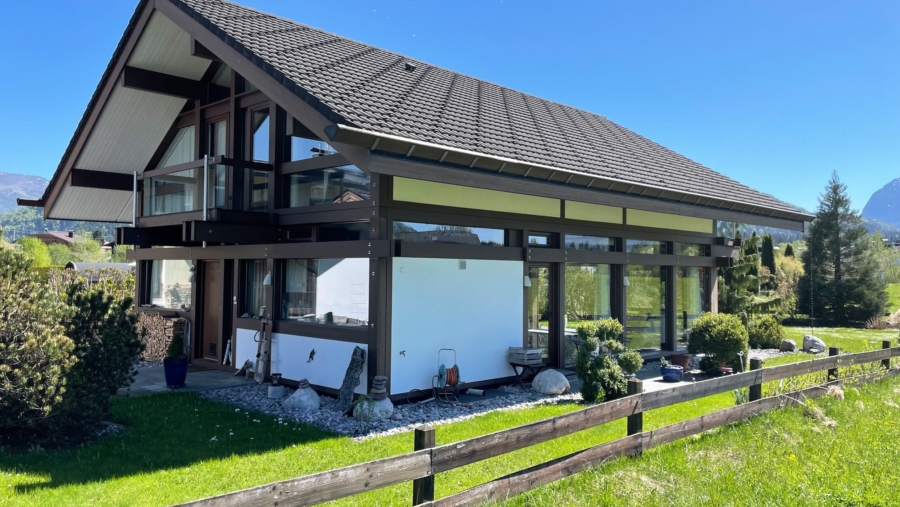 Modernes Einfamilienhaus (HUF-Haus) in Traumlage unweit der Kössener Ache mit herrlichem Bergblick - Hausansicht Westen