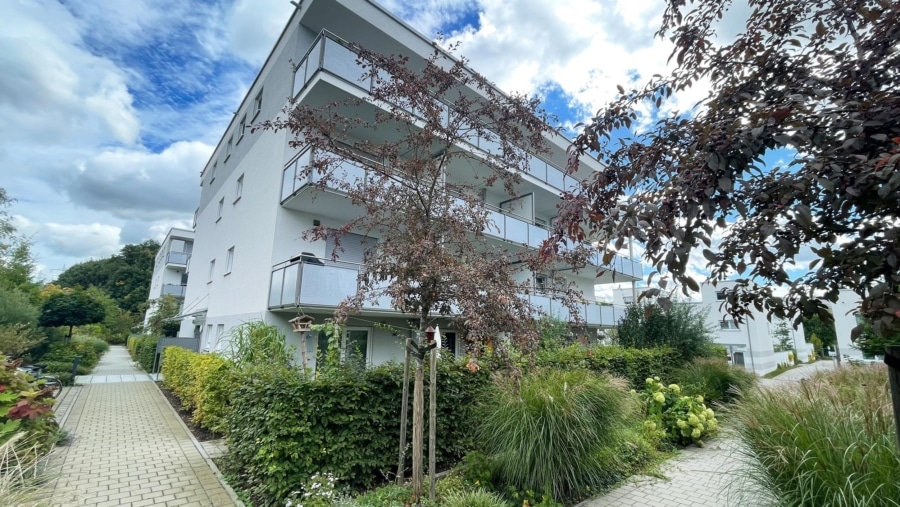 Edle Penthousewohnung mit 4 Zimmern, 2 Bädern, ca. 141 m² Wohnfläche & ca. 61 m² großer Dachterrasse - Hausansicht 2