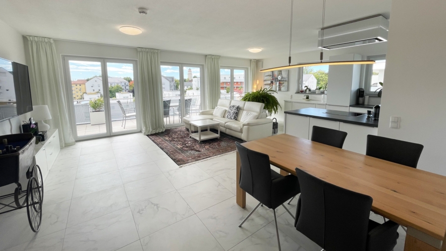 Edle Penthousewohnung mit 4 Zimmern, 2 Bädern, ca. 141 m² Wohnfläche & ca. 61 m² großer Dachterrasse - Wohn- und Essbereich