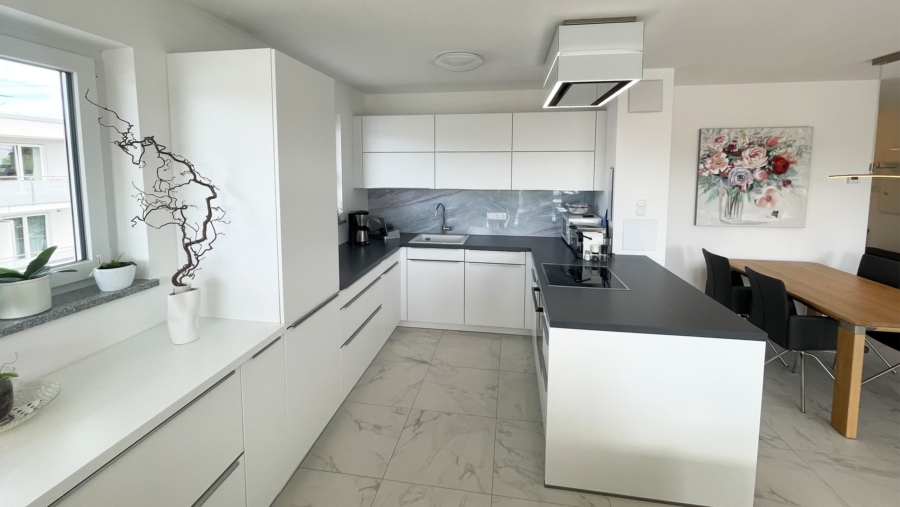 Edle Penthousewohnung mit 4 Zimmern, 2 Bädern, ca. 141 m² Wohnfläche & ca. 61 m² großer Dachterrasse - Küche