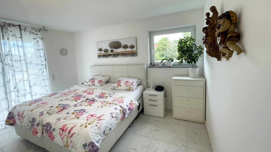 Edle Penthousewohnung mit 4 Zimmern, 2 Bädern, ca. 141 m² Wohnfläche & ca. 61 m² großer Dachterrasse - Schlafzimmer