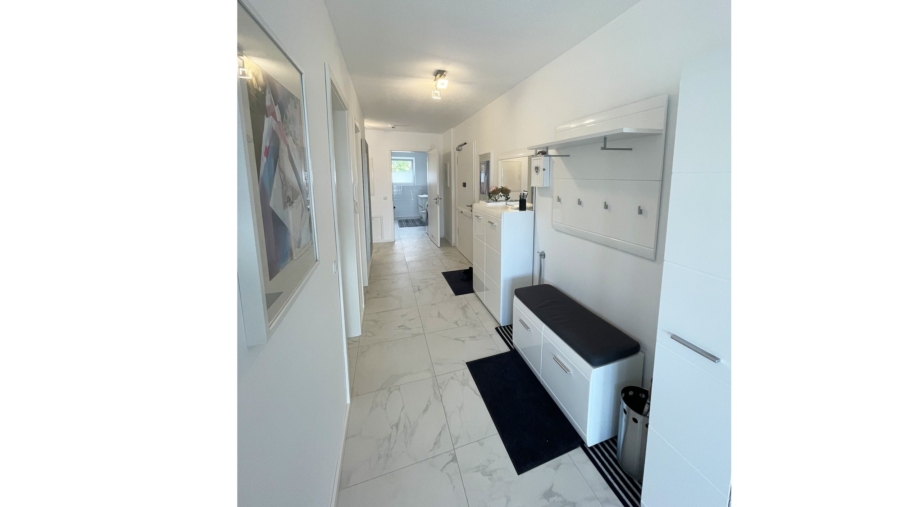 Edle Penthousewohnung mit 4 Zimmern, 2 Bädern, ca. 141 m² Wohnfläche & ca. 61 m² großer Dachterrasse - Flur