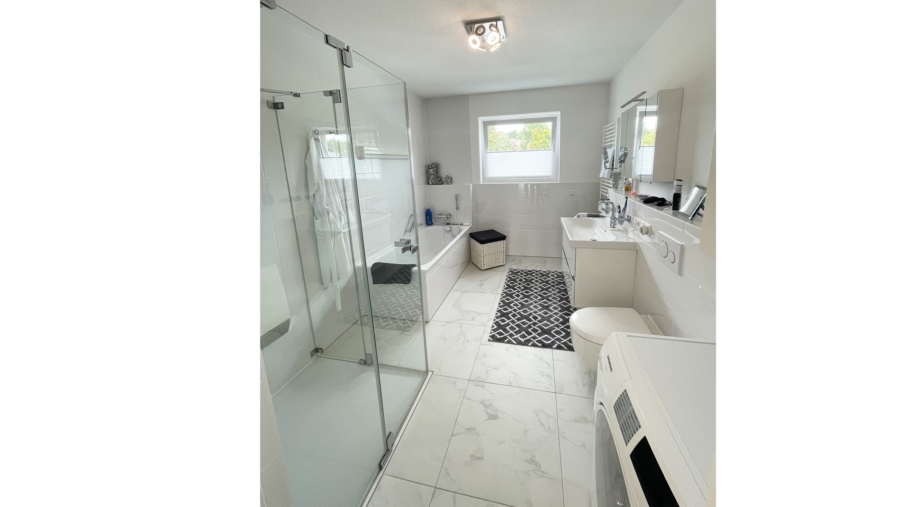 Edle Penthousewohnung mit 4 Zimmern, 2 Bädern, ca. 141 m² Wohnfläche & ca. 61 m² großer Dachterrasse - Bad