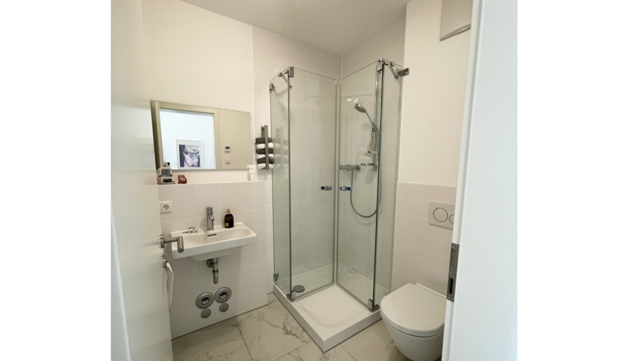 Edle Penthousewohnung mit 4 Zimmern, 2 Bädern, ca. 141 m² Wohnfläche & ca. 61 m² großer Dachterrasse - Duschbad