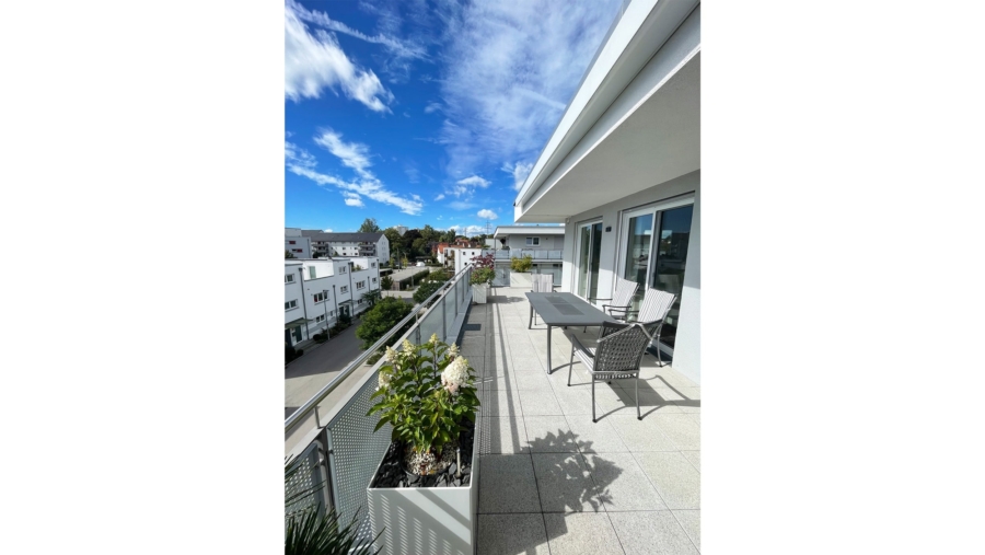 Edle Penthousewohnung mit 4 Zimmern, 2 Bädern, ca. 141 m² Wohnfläche & ca. 61 m² großer Dachterrasse - Dachterrasse