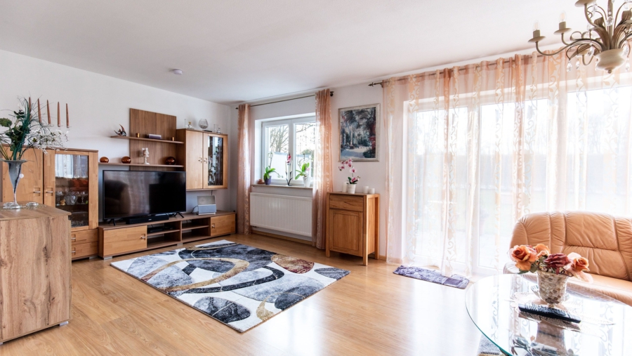 Elegante Doppelhaushälfte mit schönem Süd-/Westgarten in sehr guter Wohnlage zu verkaufen! - Wohnzimmer