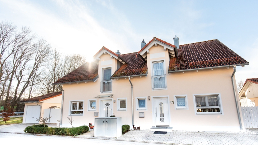 Elegante Doppelhaushälfte mit schönem Süd-/Westgarten in sehr guter Wohnlage zu verkaufen! - Außensicht