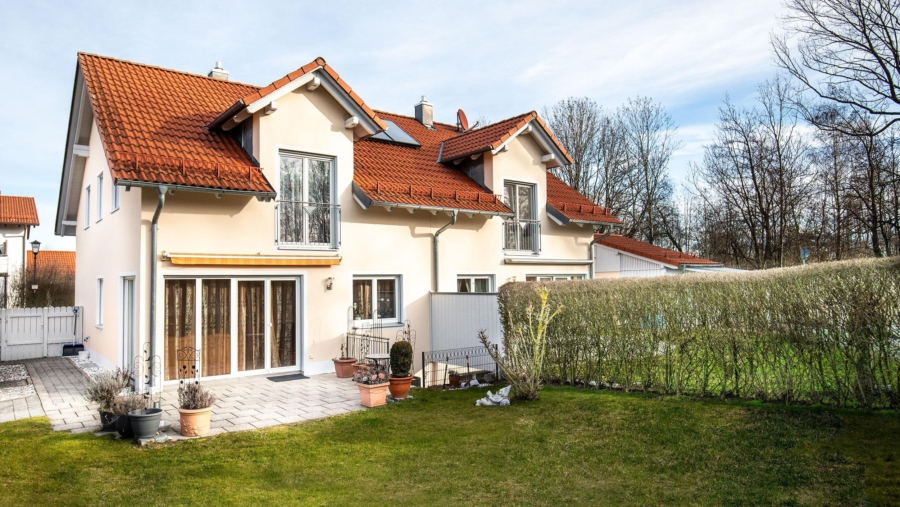 Elegante Doppelhaushälfte mit schönem Süd-/Westgarten in sehr guter Wohnlage zu verkaufen! - Außenansicht