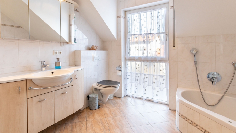 Elegante Doppelhaushälfte mit schönem Süd-/Westgarten in sehr guter Wohnlage zu verkaufen! - Badezimmer