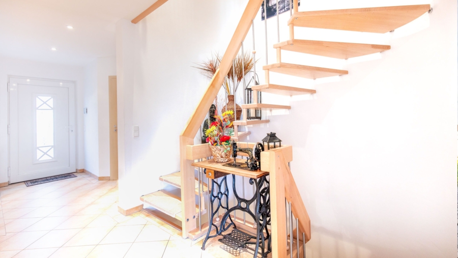 Elegante Doppelhaushälfte mit schönem Süd-/Westgarten in sehr guter Wohnlage zu verkaufen! - Eingangsbereich