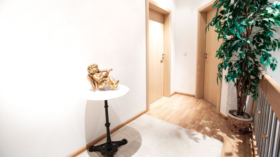 Elegante Doppelhaushälfte mit schönem Süd-/Westgarten in sehr guter Wohnlage zu verkaufen! - Flur im Obergeschoss