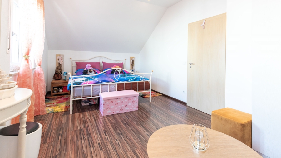 Elegante Doppelhaushälfte mit schönem Süd-/Westgarten in sehr guter Wohnlage zu verkaufen! - Kinderzimmer