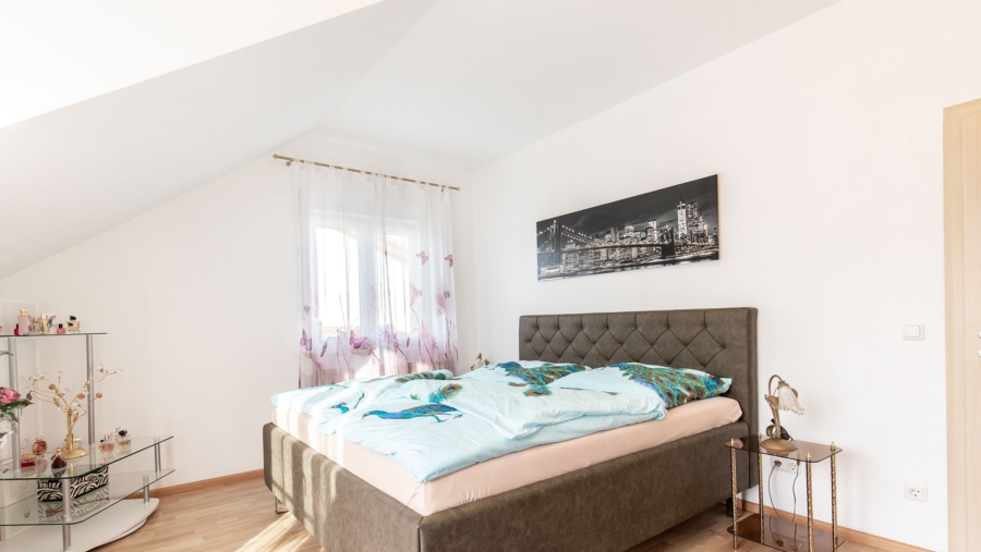 Elegante Doppelhaushälfte mit schönem Süd-/Westgarten in sehr guter Wohnlage zu verkaufen! - Schlafzimmer