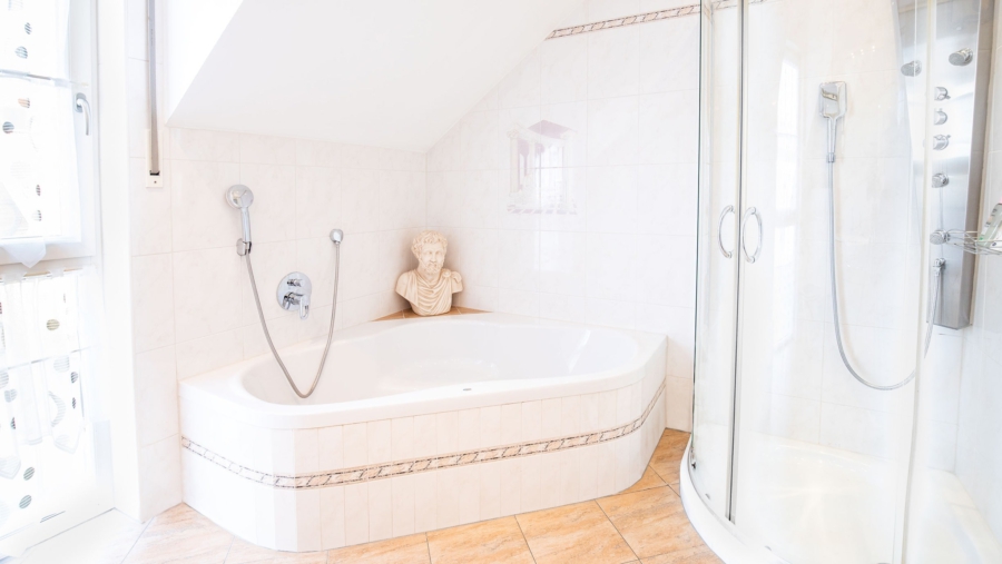 Elegante Doppelhaushälfte mit schönem Süd-/Westgarten in sehr guter Wohnlage zu verkaufen! - Badezimmer