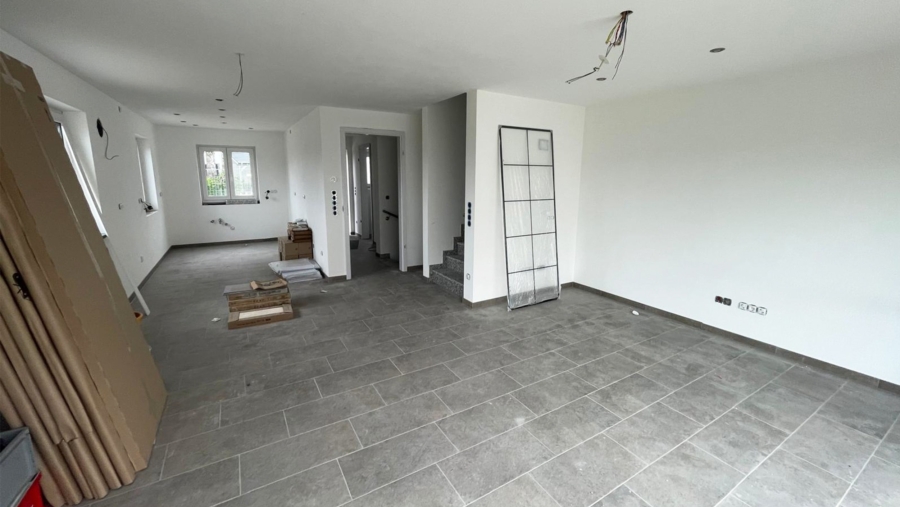 Moderne Neubau-Doppelhaushälfte in sehr ruhiger Wohnlage im Herzen von Gelting zum Erstbezug - Wohnbereich im Erdgeschoss