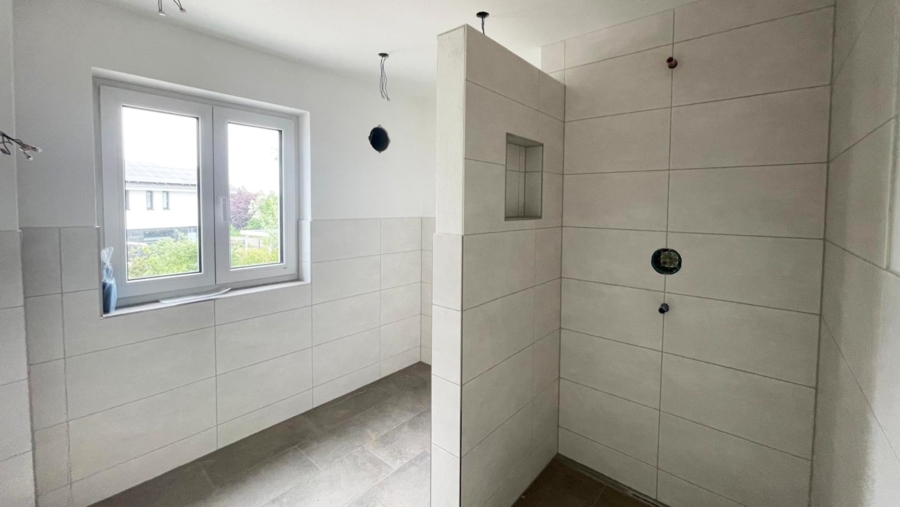 Moderne Neubau-Doppelhaushälfte in sehr ruhiger Wohnlage im Herzen von Gelting zum Erstbezug - Bad im Obergeschoss
