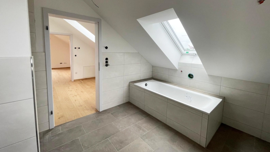 Moderne Neubau-Doppelhaushälfte in sehr ruhiger Wohnlage im Herzen von Gelting zum Erstbezug - Bad im Dachgeschoss