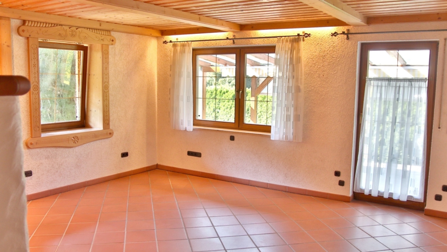 Grundsolides Ein- / Zweifamilienhaus in absolut ruhiger Wohnlage in Wartenberg - Wohnzimmer im Erdgeschoss