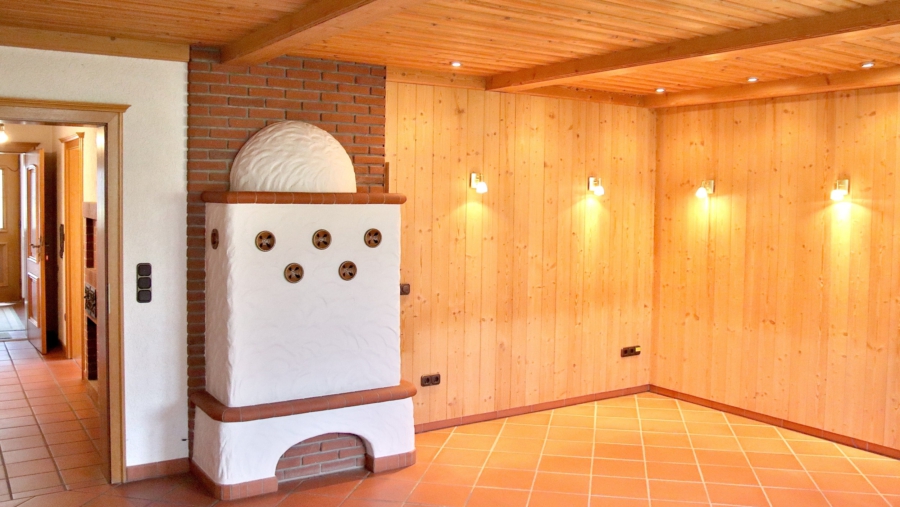 Grundsolides Ein- / Zweifamilienhaus in absolut ruhiger Wohnlage in Wartenberg - Wohnzimmer im Erdgeschoss