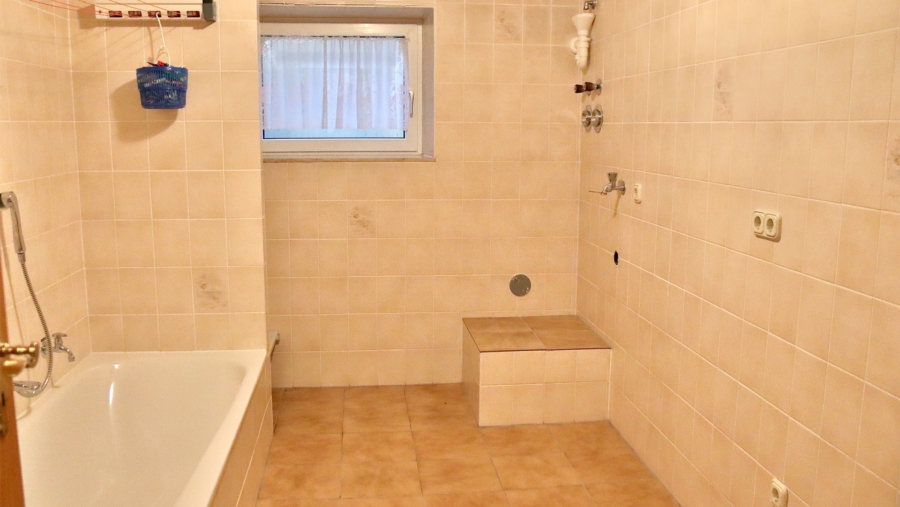 Grundsolides Ein- / Zweifamilienhaus in absolut ruhiger Wohnlage in Wartenberg - Waschküche