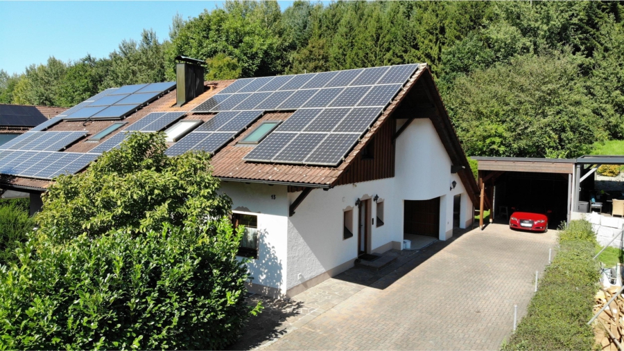 Grundsolides Ein- / Zweifamilienhaus in absolut ruhiger Wohnlage in Wartenberg - Hausansicht 1