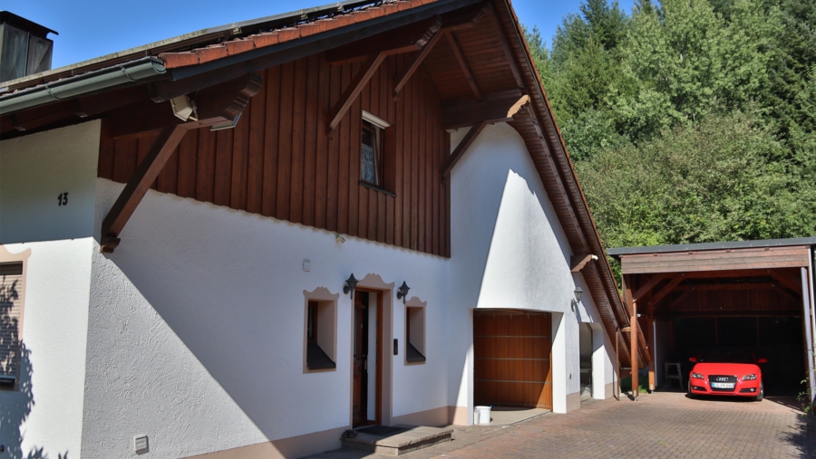 Grundsolides Ein- / Zweifamilienhaus in absolut ruhiger Wohnlage in Wartenberg - Hausansicht 2