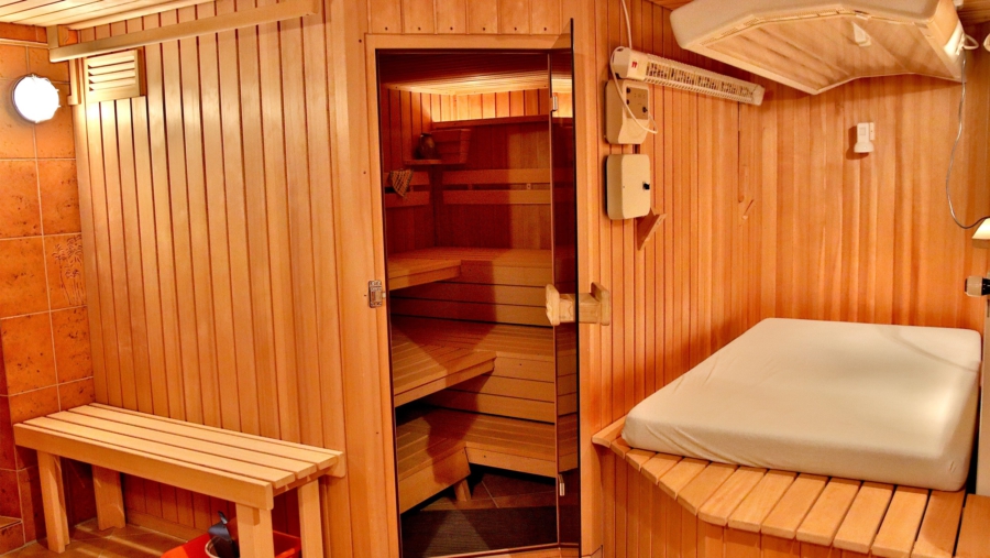 Grundsolides Ein- / Zweifamilienhaus in absolut ruhiger Wohnlage in Wartenberg - Sauna