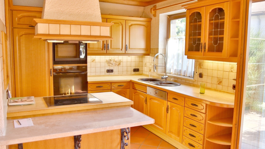 Grundsolides Ein- / Zweifamilienhaus in absolut ruhiger Wohnlage in Wartenberg - Küche im Erdgeschoss