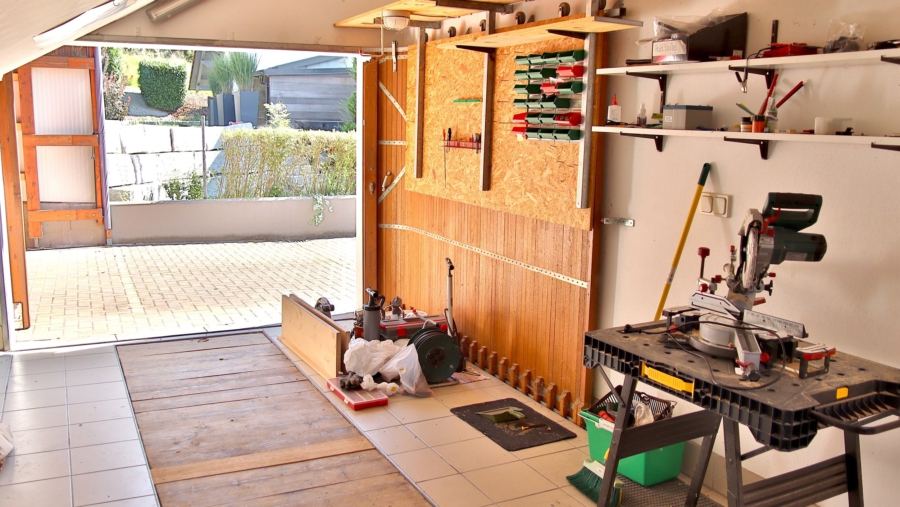 Grundsolides Ein- / Zweifamilienhaus in absolut ruhiger Wohnlage in Wartenberg - Gartengarage