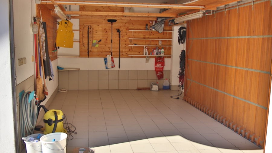 Grundsolides Ein- / Zweifamilienhaus in absolut ruhiger Wohnlage in Wartenberg - Garage