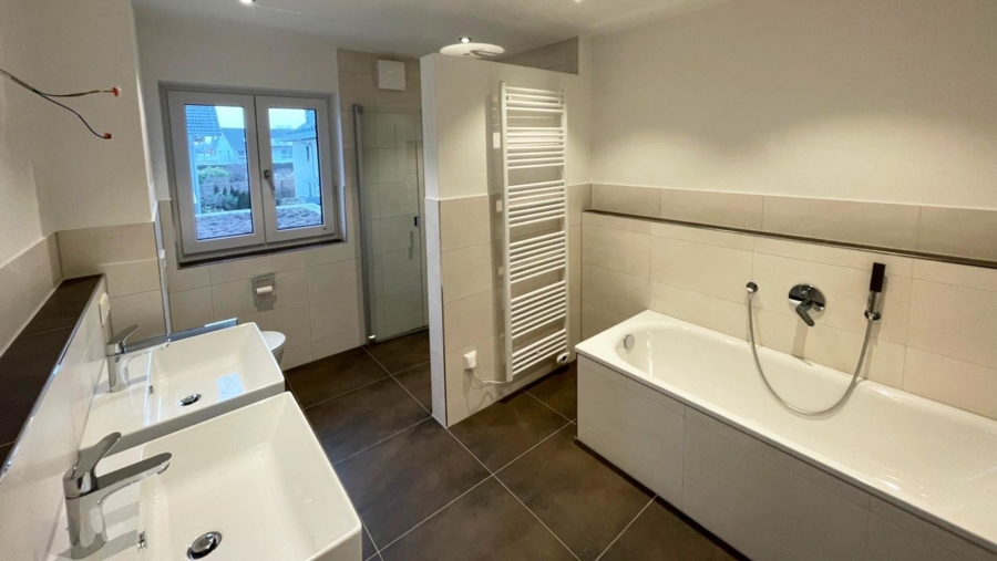 Schöne 2-Zimmer-Gartenwohnung mit großer Terrasse & 1 Carport + 1 KFZ-Stellplatz - Badezimmer Referenzobjekt