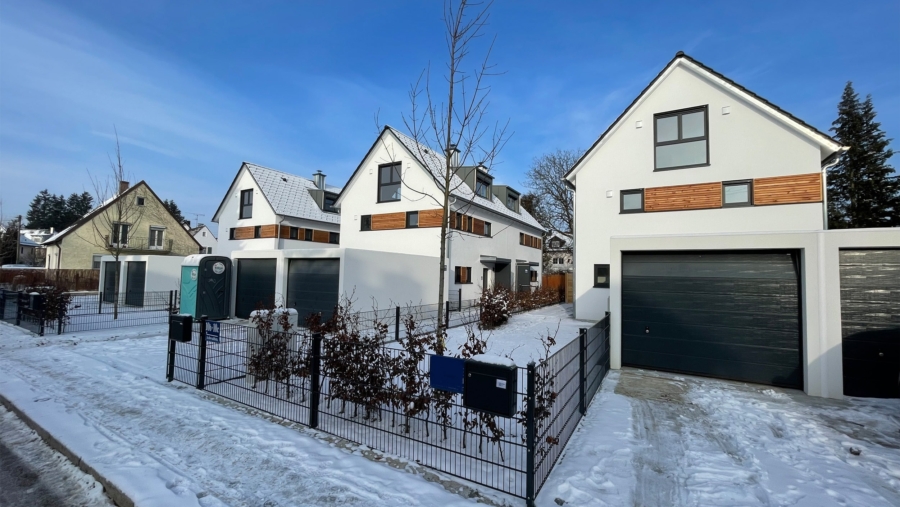 Bezug sofort möglich! Exklusives Stadthaus mit edlem Kaminofen, 2 Bädern in Toplage Untermenzing - Ensemble Ansicht