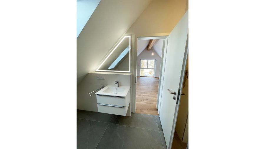 Bezug sofort möglich! Exklusives Stadthaus mit edlem Kaminofen, 2 Bädern in Toplage Untermenzing - Bad DG Ansicht 1