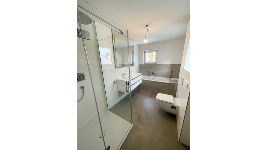 Bezug sofort möglich! Exklusives Stadthaus mit edlem Kaminofen, 2 Bädern in Toplage Untermenzing - Bad im Obergeschoss