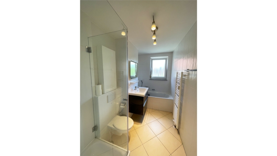 Moderne 4-Zimmer-Eigentumswohnung mit großem Westbalkon, TG-Stellplatz und Blick ins Grüne Freimanns - Bad