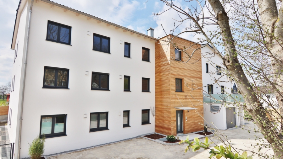 Moderne 1-Zimmer-Eigentumswohnung mit ca. 15,00 m² großer Dachterrasse & TG-Stellplatz in Eichenried - Hausansicht