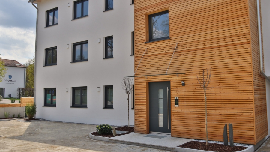 Moderne 1-Zimmer-Eigentumswohnung mit ca. 15,00 m² großer Dachterrasse & TG-Stellplatz in Eichenried - Ansicht Hauseingang