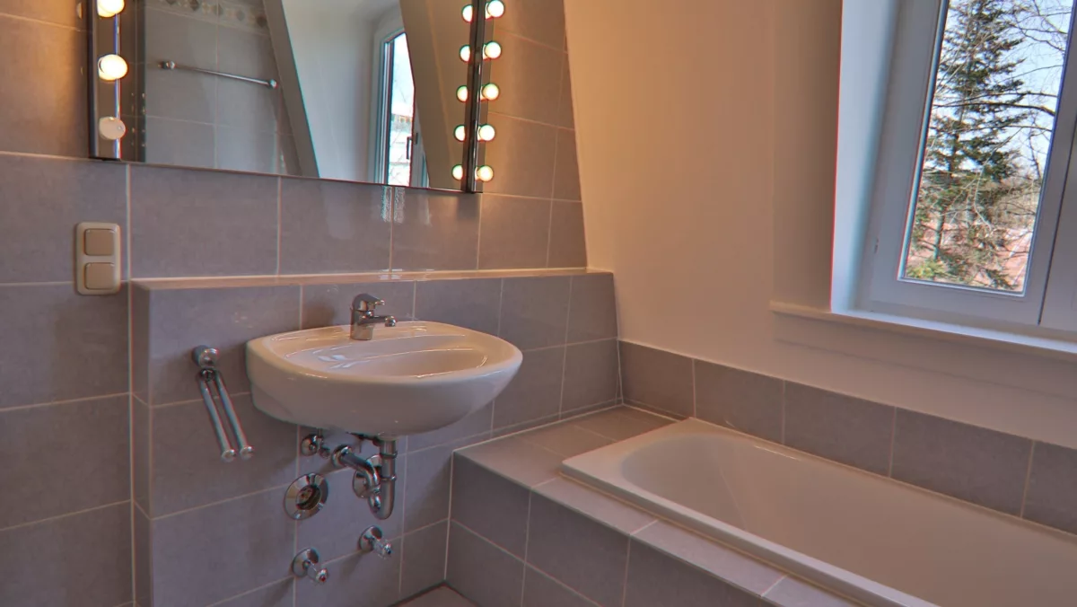 Bad mit Wanne und WC