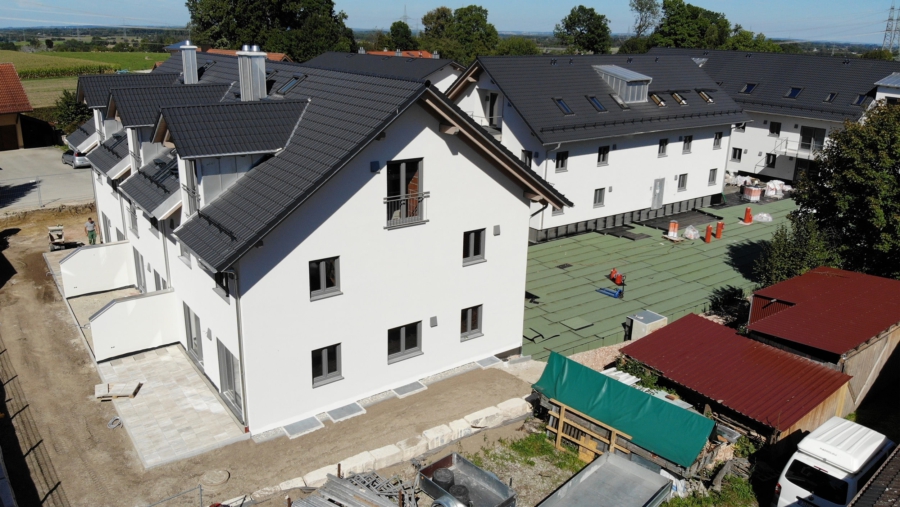 Modernes Neubau Reiheneckhaus mit ca.178 m² Wohnfläche, 5 Zimmern & 2 Bädern in Bestlage Alt-Finsing - Ostansicht