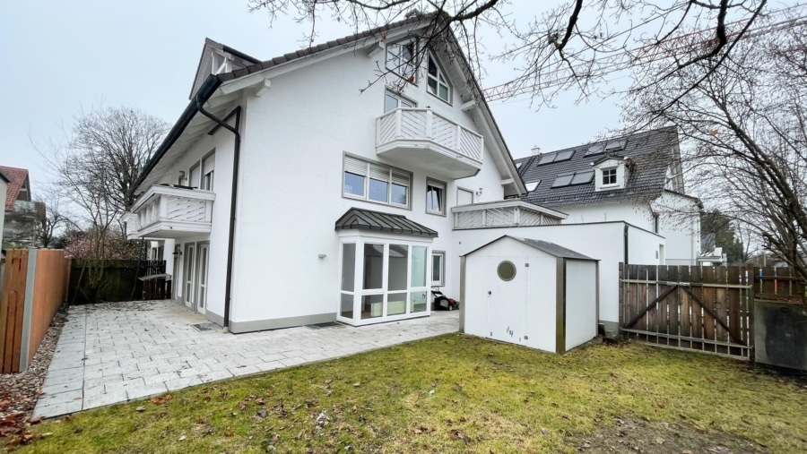 Helle 3,5-Zimmer-Gartenwohnung mit Soutterainbereich, 117 m² Wohnfläche, 2 Bädern & großem Garten - Hausansicht