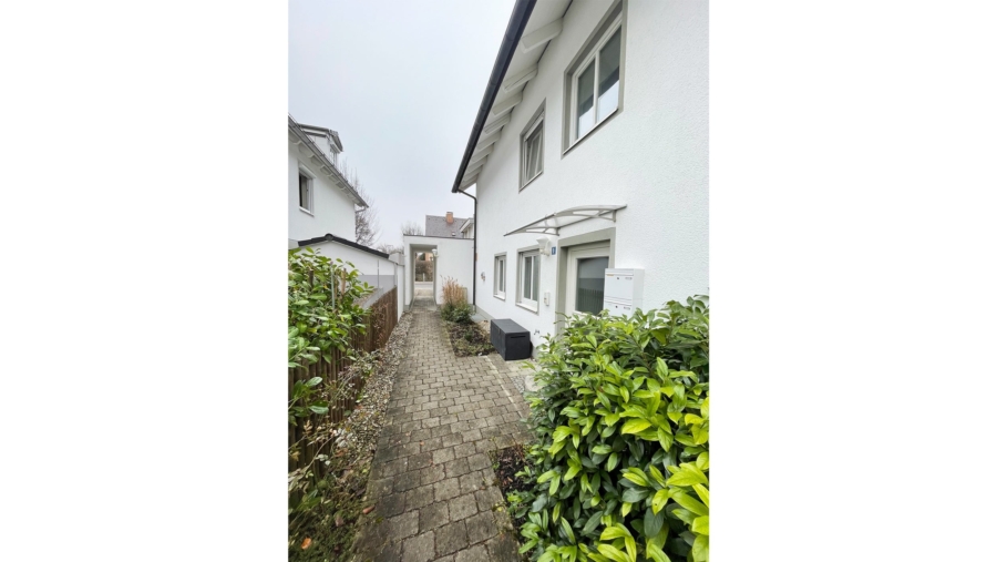 Helle 3,5-Zimmer-Gartenwohnung mit Soutterainbereich, 117 m² Wohnfläche, 2 Bädern & großem Garten - Hauseingangsbereich