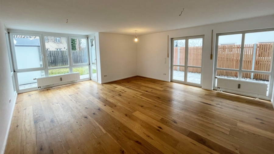 Helle 3,5-Zimmer-Gartenwohnung mit Soutterainbereich, 117 m² Wohnfläche, 2 Bädern & großem Garten - Wohnzimmer