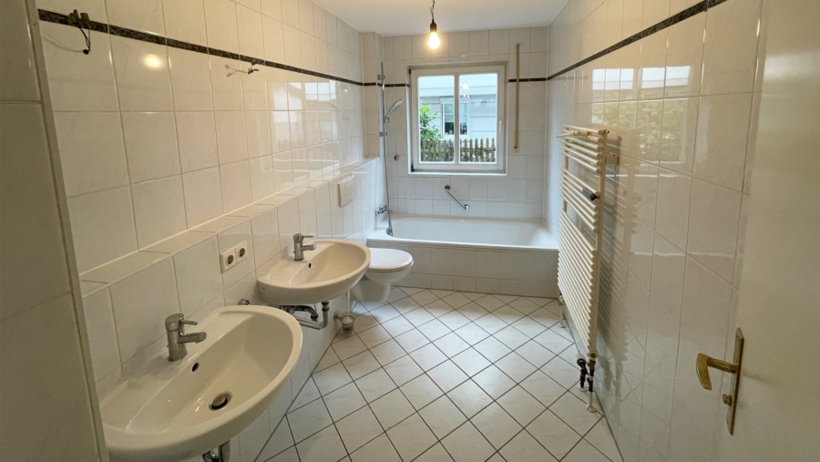 Helle 3,5-Zimmer-Gartenwohnung mit Soutterainbereich, 117 m² Wohnfläche, 2 Bädern & großem Garten - Bad