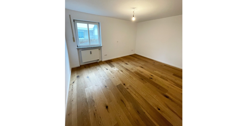 Helle 3,5-Zimmer-Gartenwohnung mit Soutterainbereich, 117 m² Wohnfläche, 2 Bädern & großem Garten - Souterrainbereich