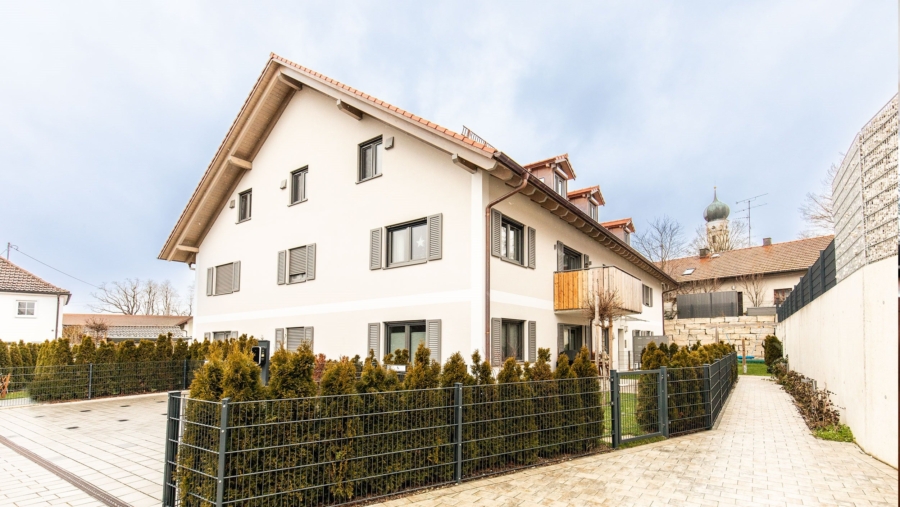 Absolute Rarität! Edle 4-Zimmer-Dachgeschosswohnung mit Luxusausstattung und großem Westbalkon - Außenansicht 2