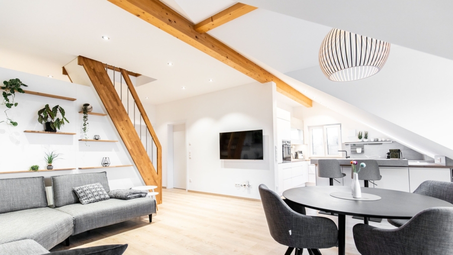 Absolute Rarität! Edle 4-Zimmer-Dachgeschosswohnung mit Luxusausstattung und großem Westbalkon - Wohnzimmer