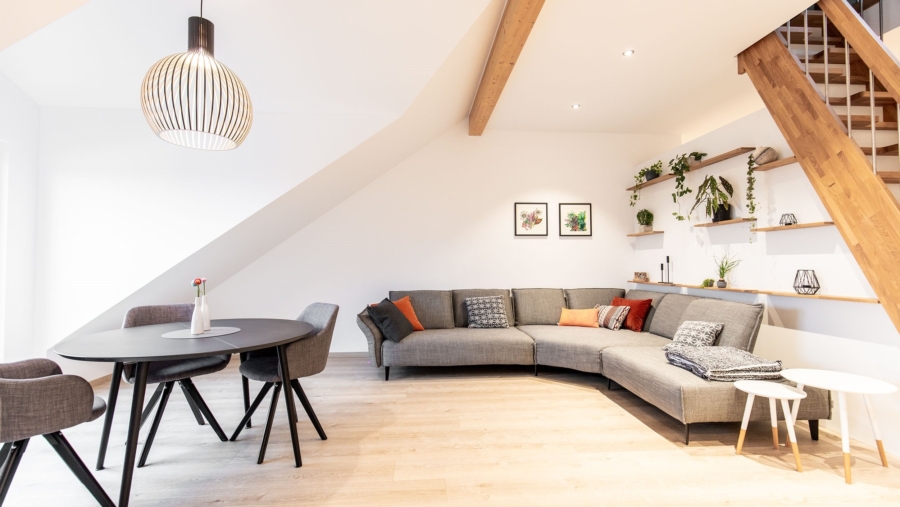 Absolute Rarität! Edle 4-Zimmer-Dachgeschosswohnung mit Luxusausstattung und großem Westbalkon - Wohnzimmer